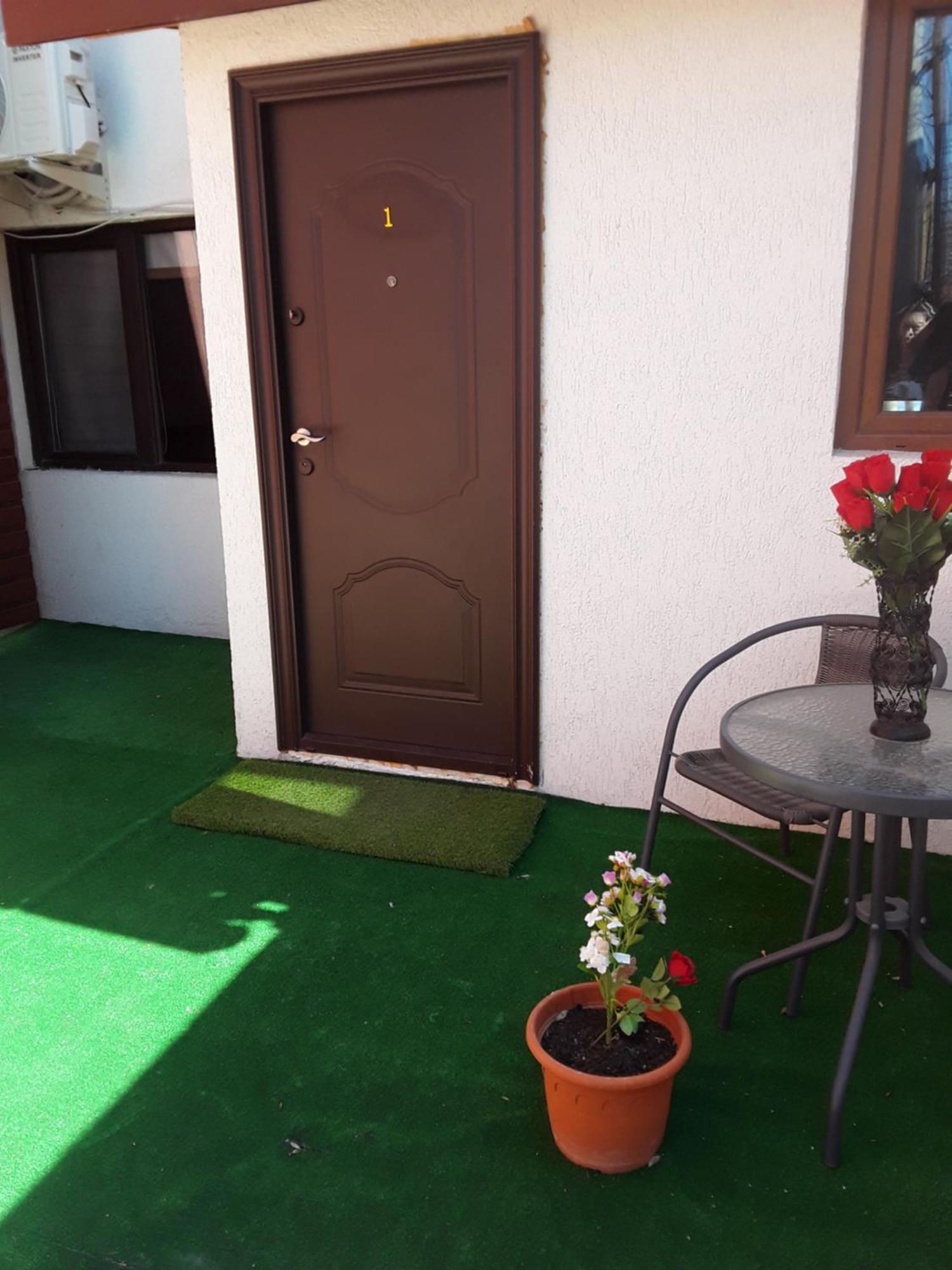 Aura'S West Accommodation Private Parking In Front Yard Bucarest Esterno foto