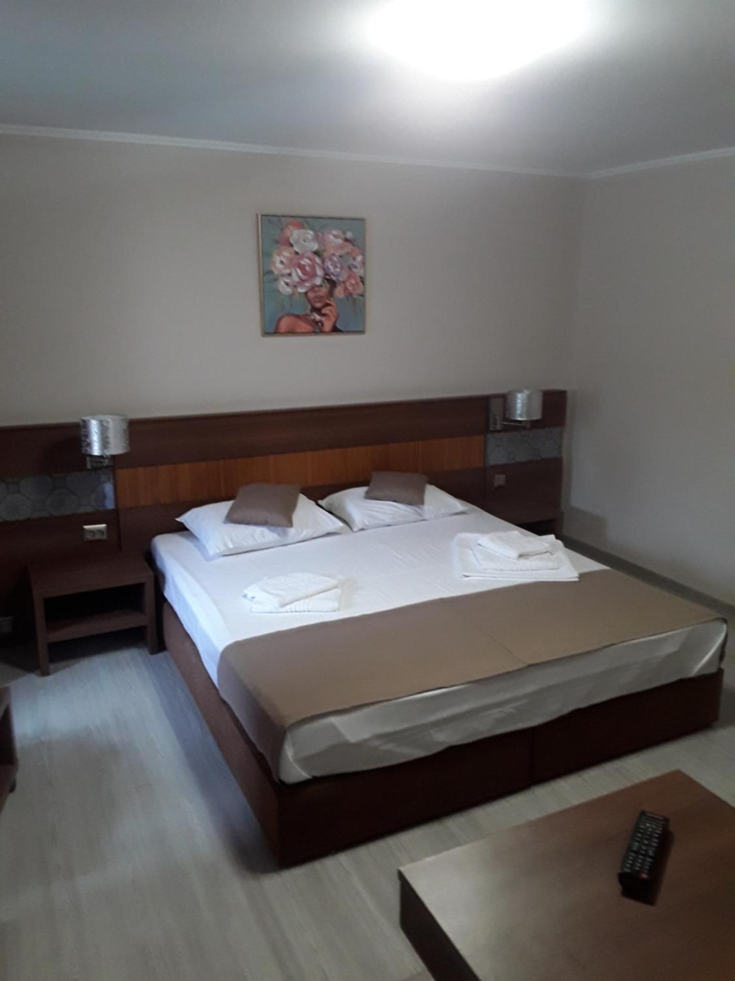 Aura'S West Accommodation Private Parking In Front Yard Bucarest Esterno foto