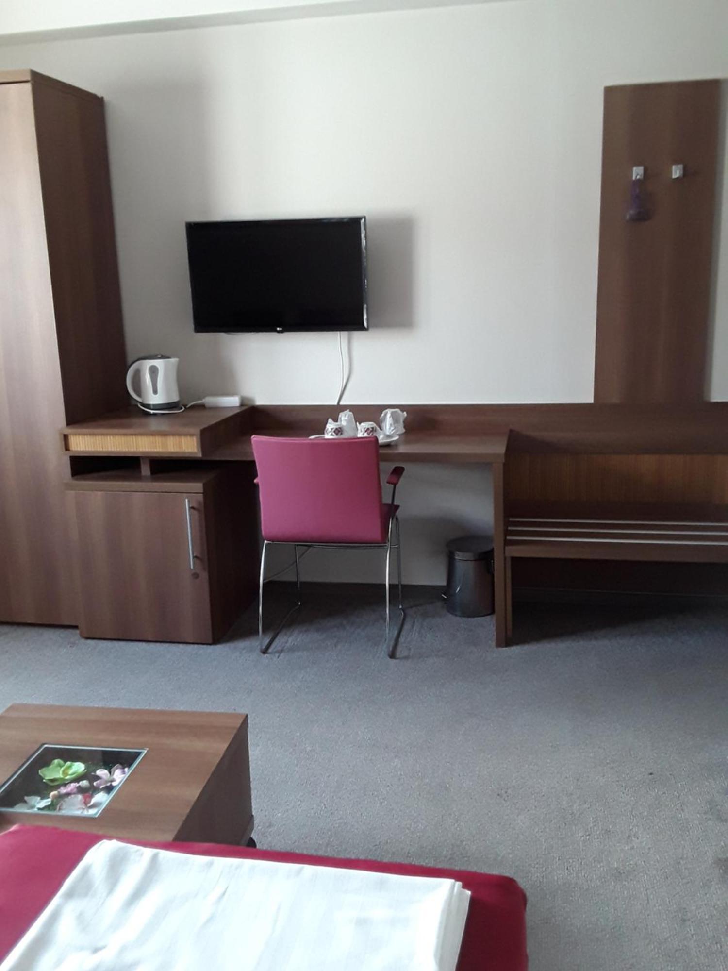 Aura'S West Accommodation Private Parking In Front Yard Bucarest Esterno foto