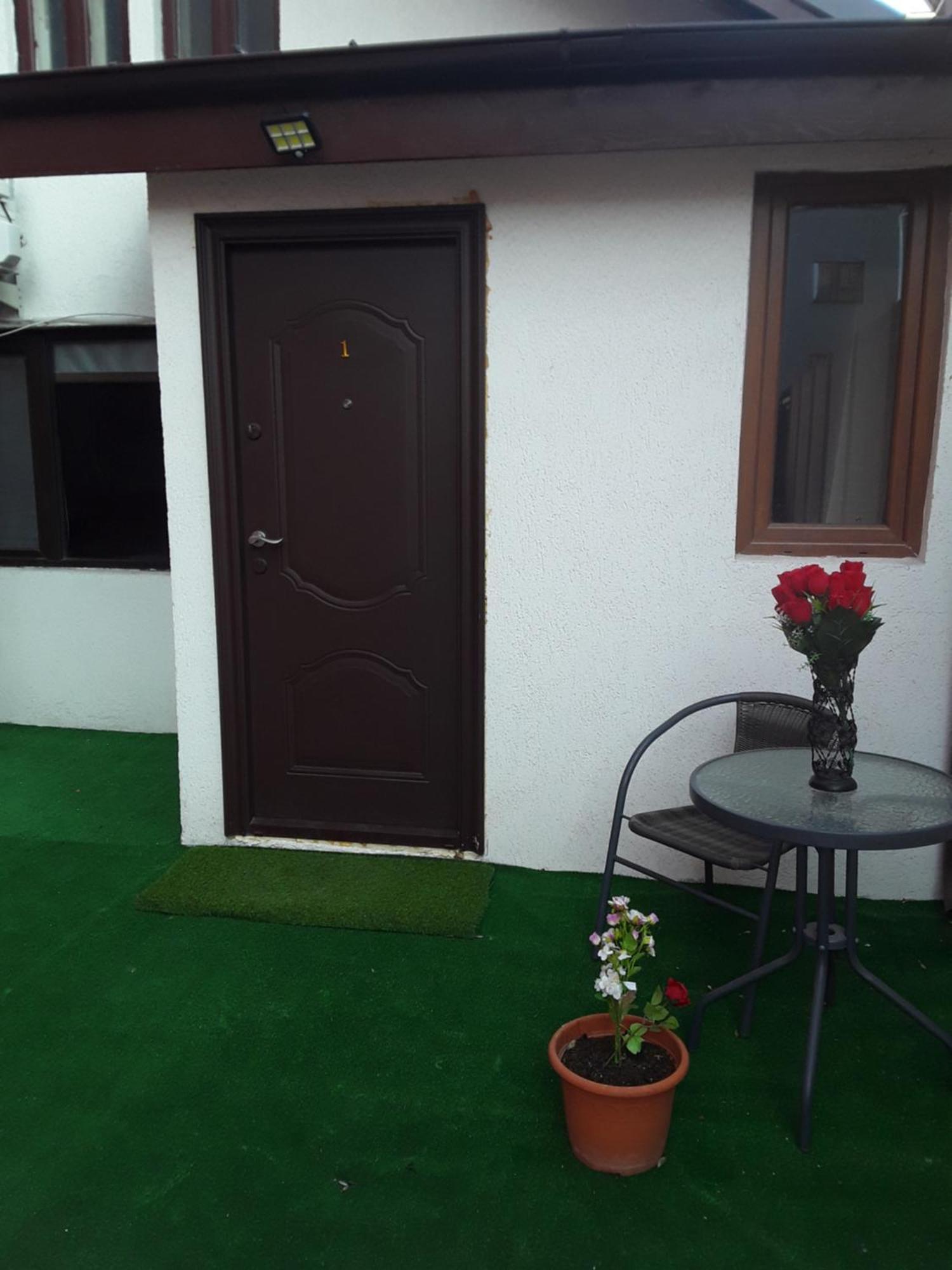 Aura'S West Accommodation Private Parking In Front Yard Bucarest Esterno foto