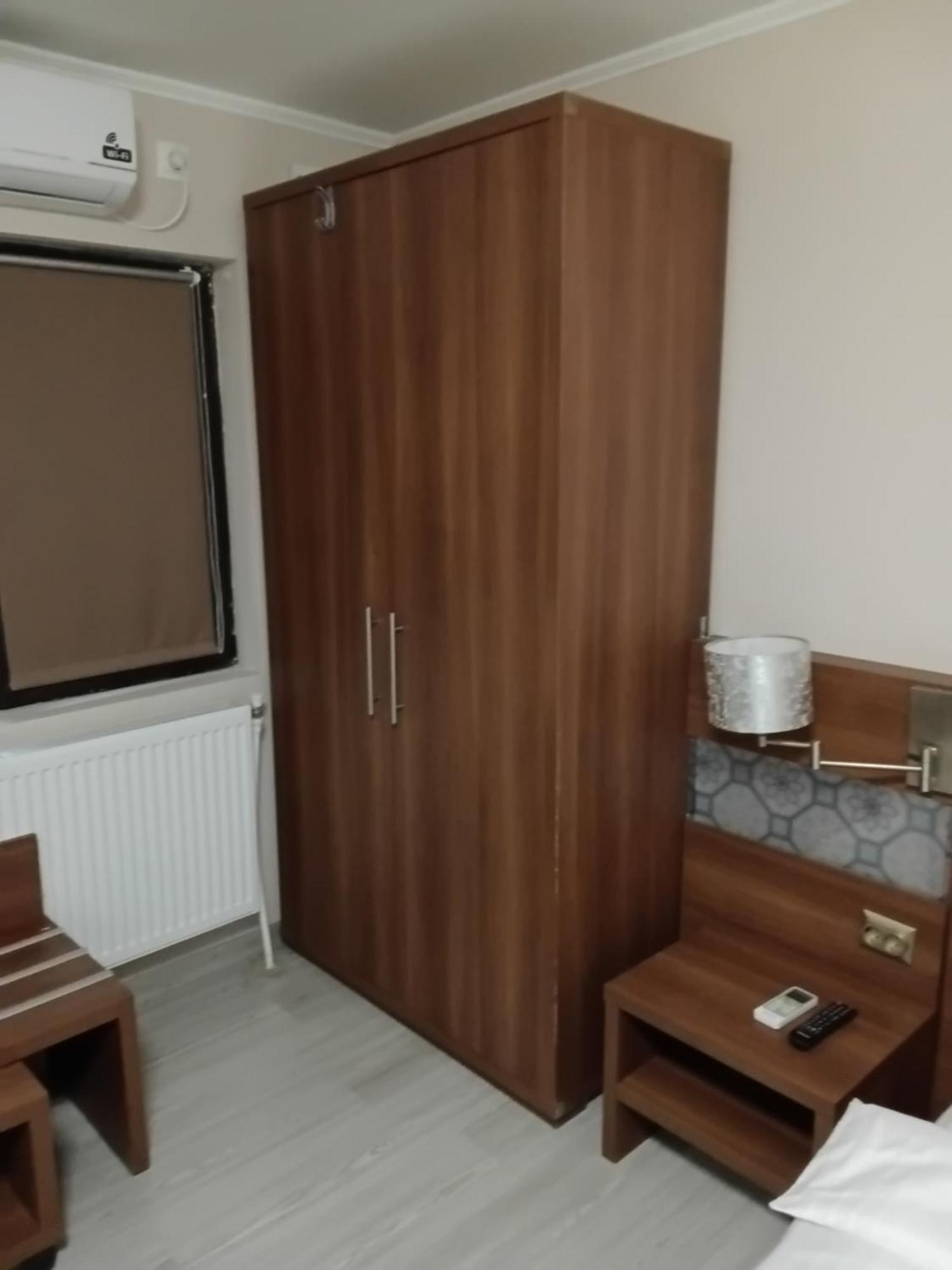 Aura'S West Accommodation Private Parking In Front Yard Bucarest Esterno foto